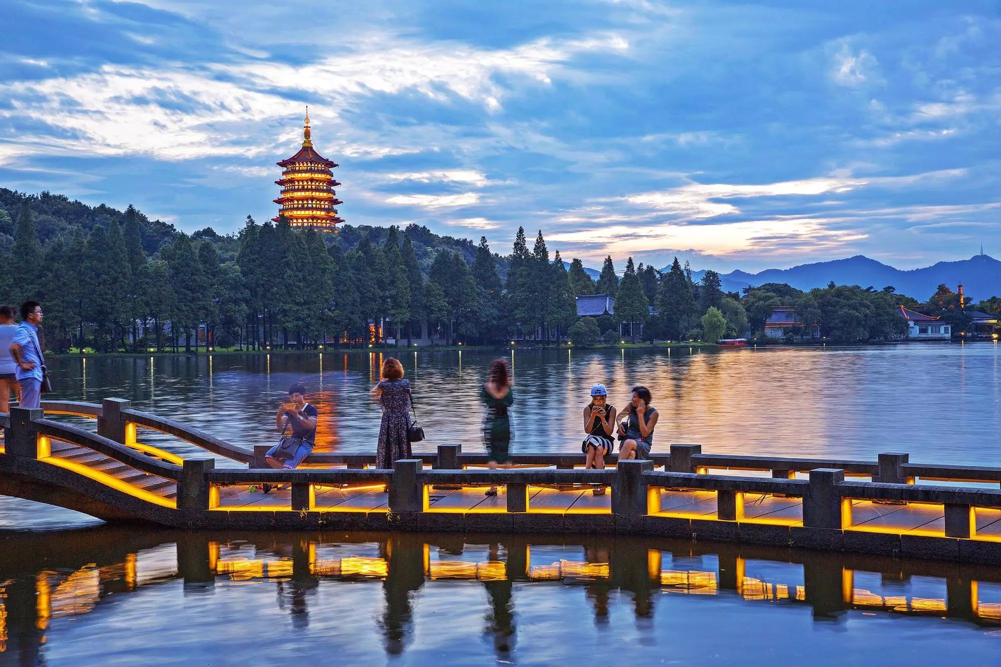 南京、靈山大佛、魔都上海、西湖美景、烏鎮、夜景蘇州古運河、夜登金茂大廈·船游黃浦江、杭州宋城5日游全攻略