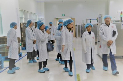 旅游學(xué)院組織教工參觀湯臣倍健，探索健康產(chǎn)業(yè)與文旅發(fā)展的融合之路